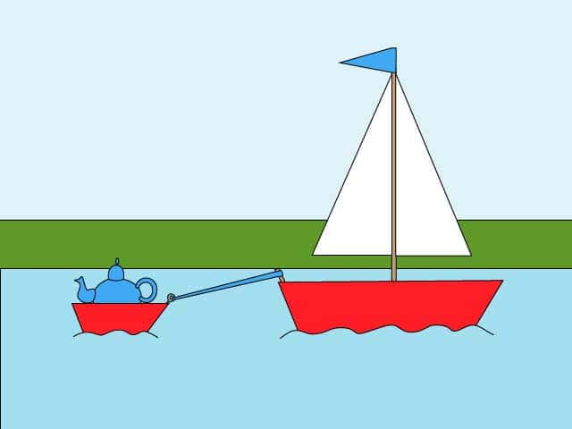 Klein bootje vaart op de Overtoom met een klein bootje erachter met een theepot